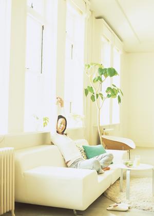 温もりがある無垢材で作られたテーブル